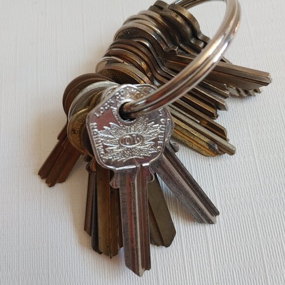 LOT of Vintage Keys 25 Dominion Lock Montreal - Picture 7 of 7